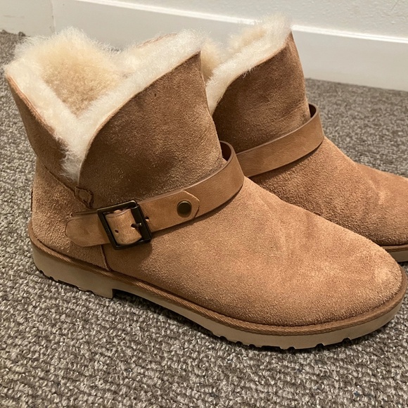 Winter’s Coming! Suede UGG Romely Short Buckle Mini Boots Women's - Picture 1 of 4